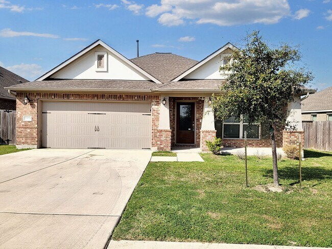Building Photo - Beautiful One Level 3 BR / 2 BA Home for R...