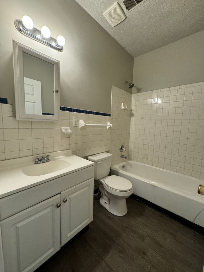 Building Photo - Remodeled 2 Bedroom Downtown!