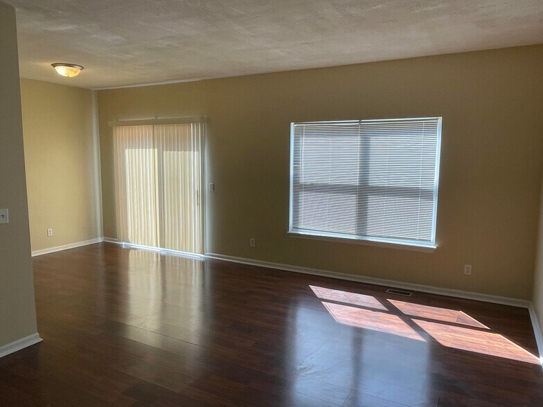 Building Photo - 1750 W Chrysler Dr