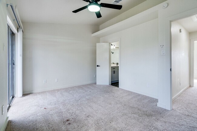Building Photo - RIVER CROSSING ATX - 2BD/2.5BA - TOWNHOUSE - NEAR DOWNTOWN - NEW INTERIOR - $1495