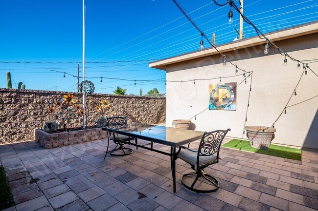 Building Photo - FURNISHED POOL HOME FOR APRIL