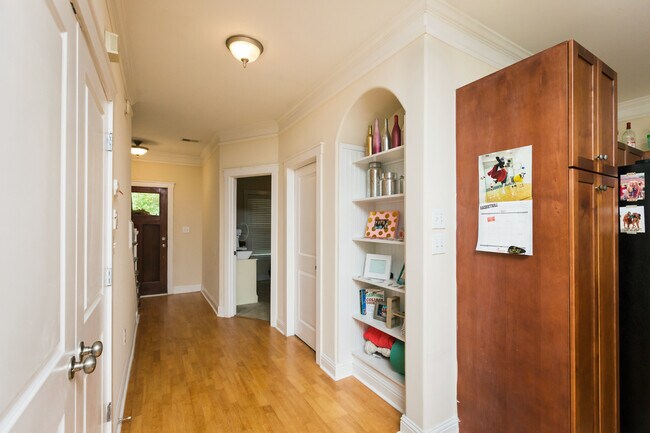 Building Photo - 100 Davis St