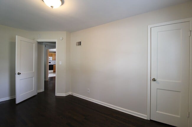 Building Photo - 2 Bedroom 1 Bath House In Overland Park