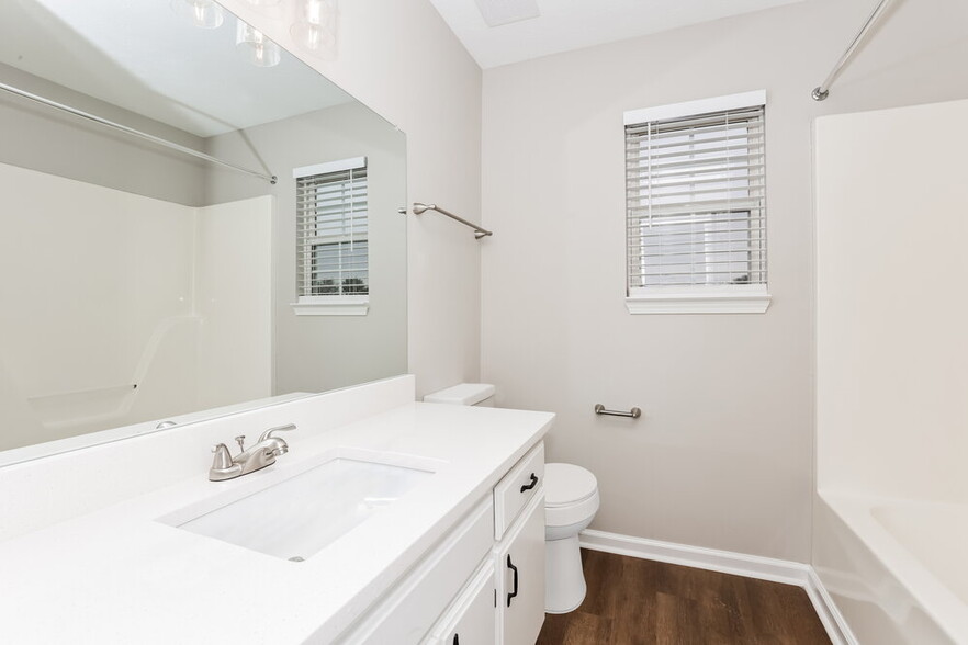 Building Photo - 2826 Castlerea Dr