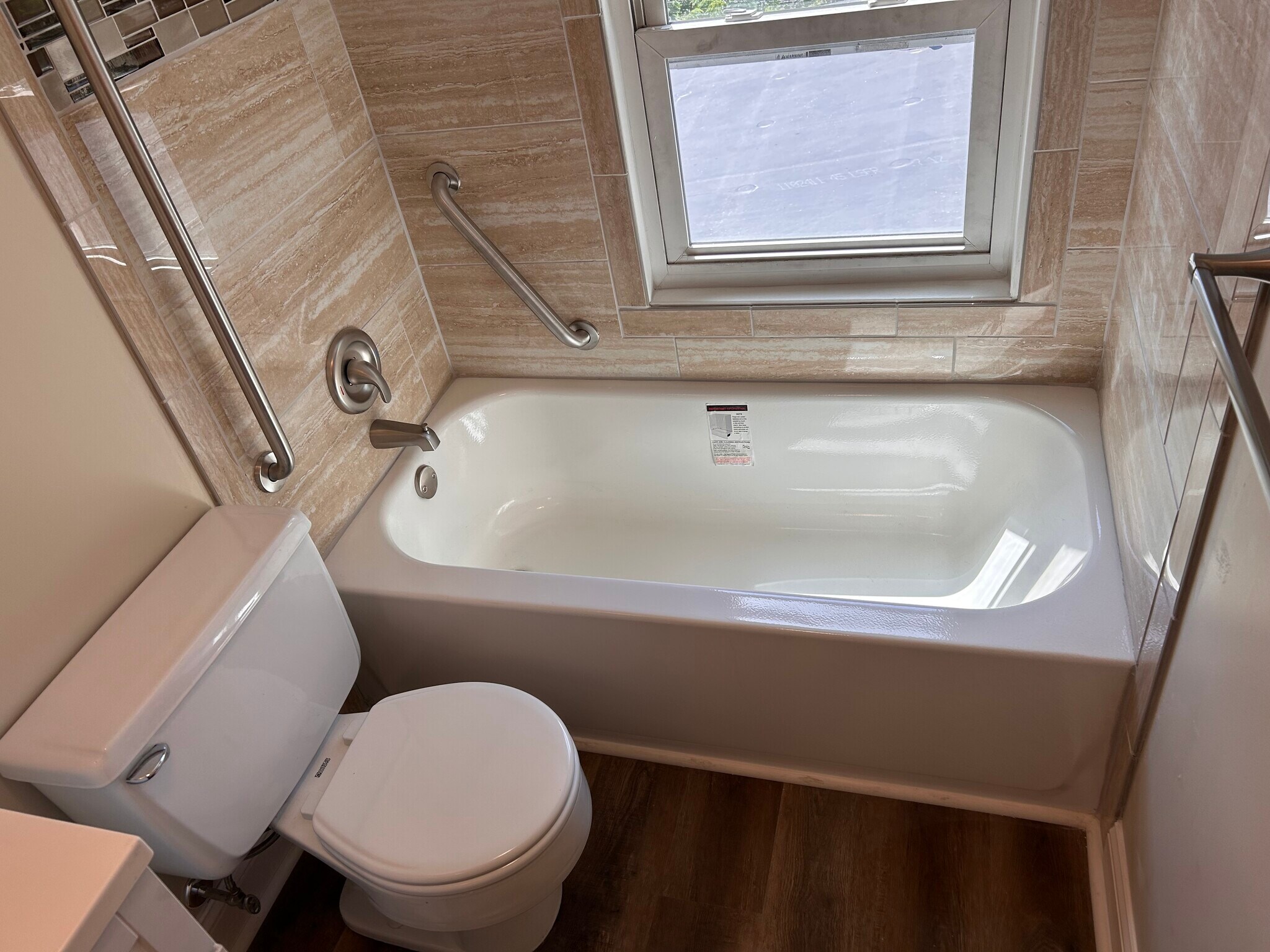 bath tub - 3920 Hoosac St