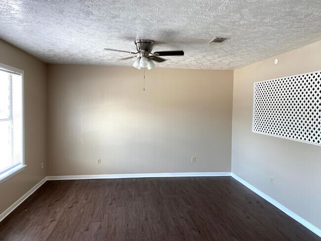 Building Photo - Cozy 2/2 Duplex Available for Prelease!