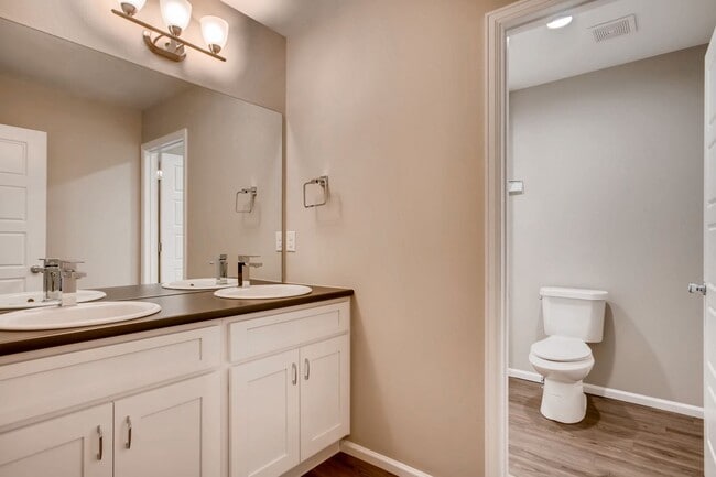 Building Photo - Spacious 5 BED Home for Lease