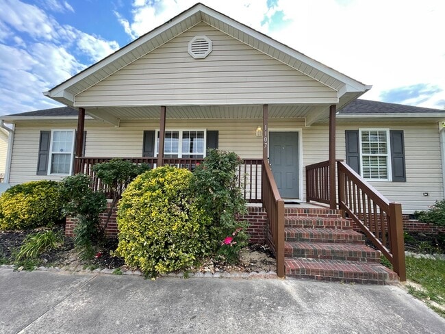 Building Photo - ADORABLE 3 BR, 2 BA W/ FENCED-IN BACKYARD ...