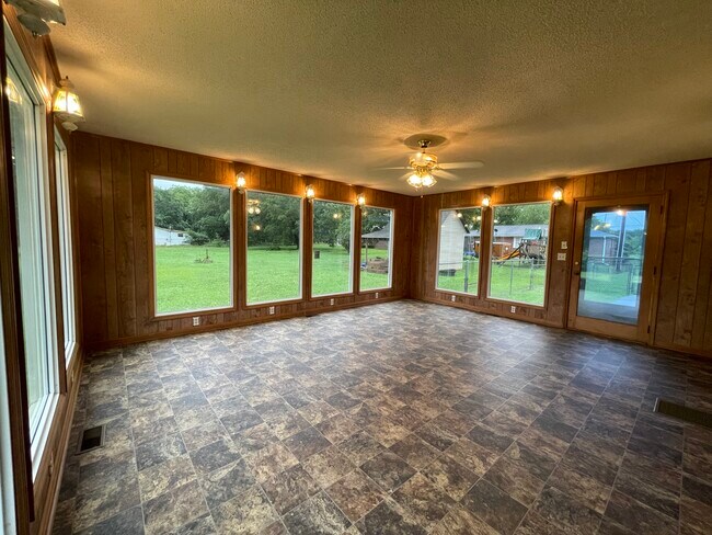 sunroom - 2656 Fairforest Clevedale Rd