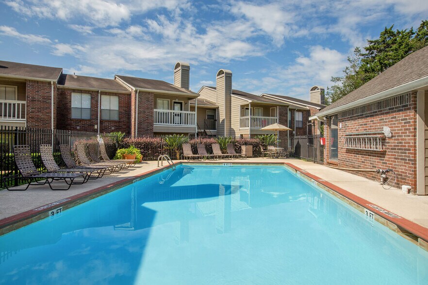 Building Photo - Pine Hills