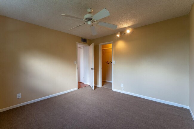 Building Photo - 5951 NE 14th Ln