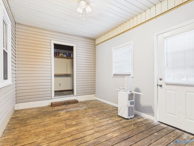 Building Photo - 1829 Brownstone Ave SW