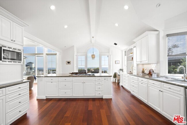 Building Photo - 7335 Birdview Ave