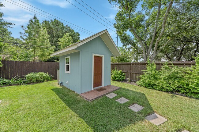 Building Photo - 6031 Moonmist Dr