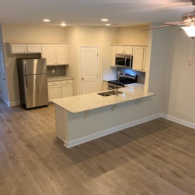 Building Photo - Very well maintained Townhouse