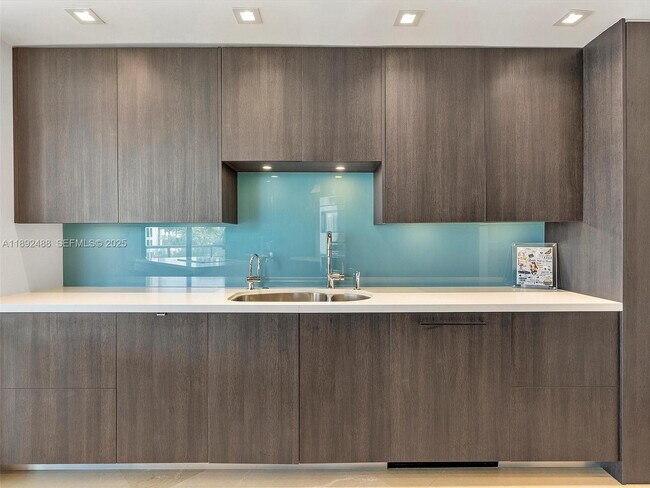 Building Photo - 4000 Island Blvd