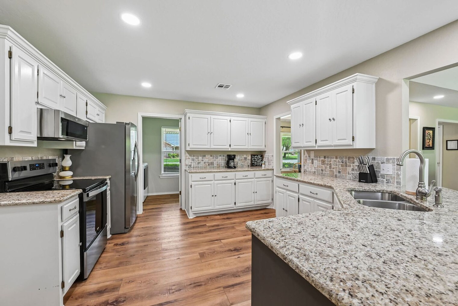 Building Photo - 822 Chatsworth Dr