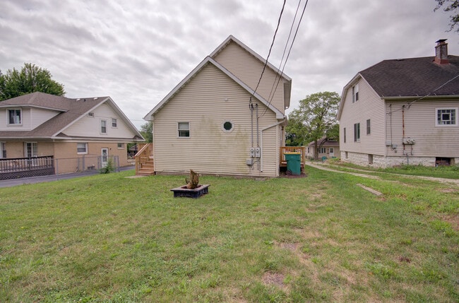 Building Photo - 813 Woods Ave