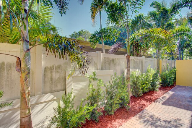 Building Photo - Bermuda Cay Townhomes