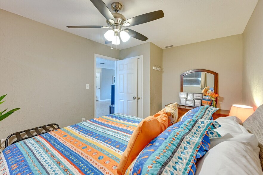 Building Photo - 1555 N Tuttle Ave