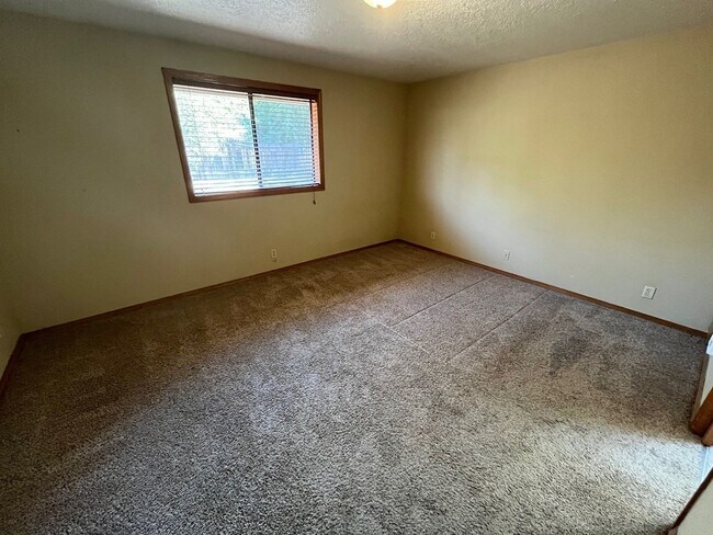 Building Photo - 2858 NE Daggett Ln