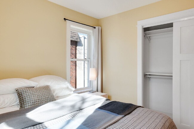 Building Photo - Charming 5-Bed Home with Hardwood Elegance in Minneapolis