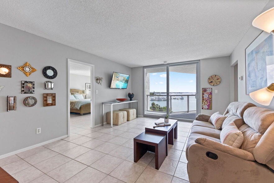 Living area - 1111 N Gulfstream Ave