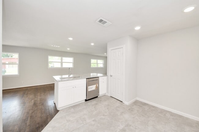 Building Photo - 8102 Bob White Dr