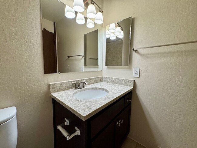 Building Photo - Wonderful lower level 2 bedroom, 1 bath co...