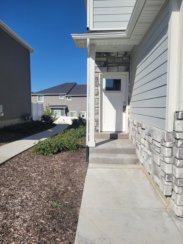 Building Photo - 4895 E Lk Cor Dr