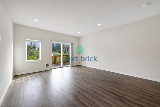 Building Photo - 2 BED & 2.5 BATH TOWNHOUSE FOR RENT