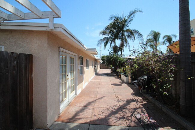 Primary Photo - 2039-2043 Grand Avenue