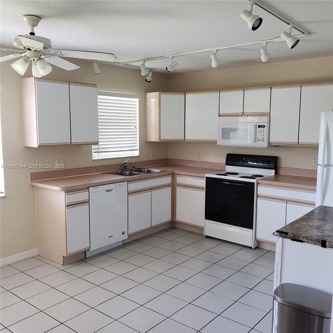 Building Photo - 8330 SE Sweet Bay Ave