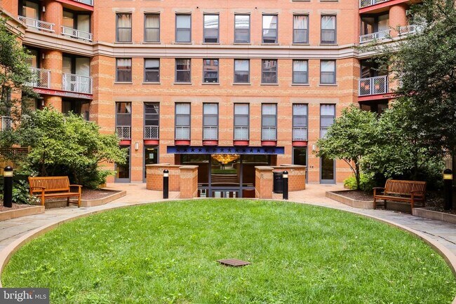 Building Photo - 616 E St NW
