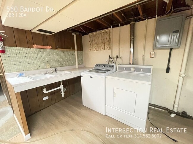 Building Photo - 560 Bardot Dr