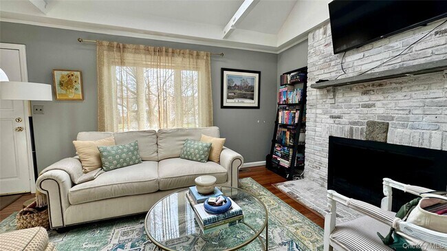 Building Photo - 39 W 7th St