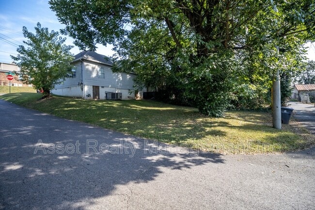 Building Photo - 2200 Parkview Ave