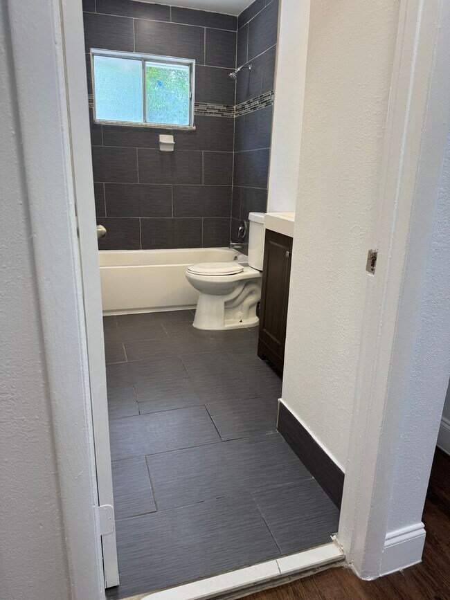 Building Photo - Charming 2 bedroom home  * Garage Parking
