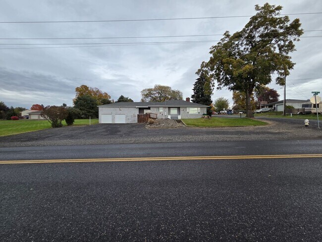 Primary Photo - Orchards Home with a View