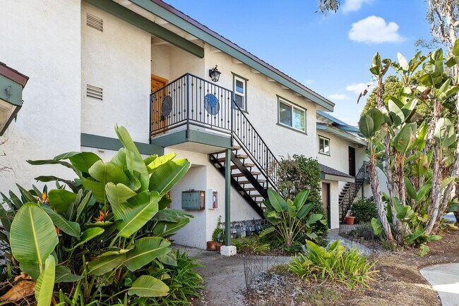 Building Photo - Highly Upgraded, Top Floor Condo in Huntin...