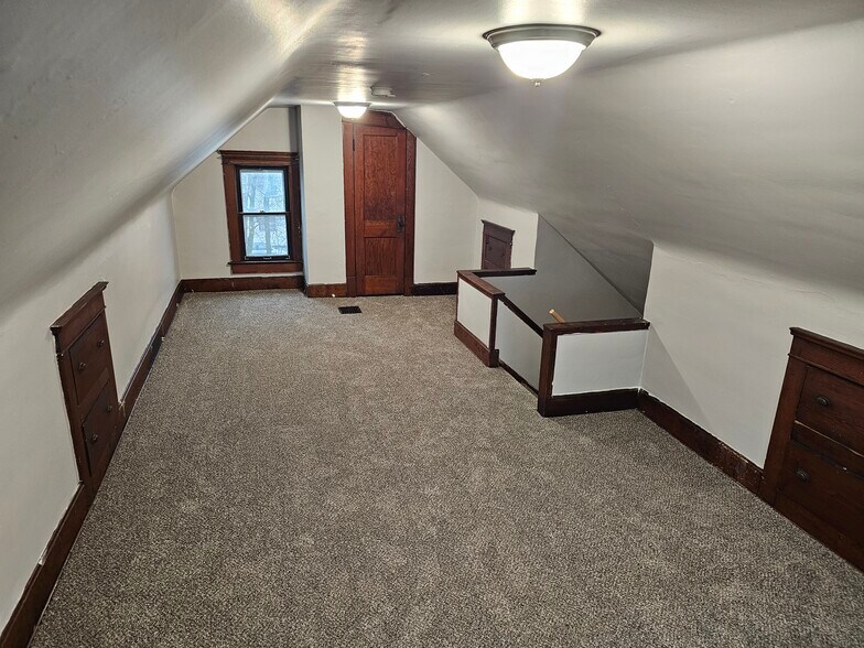 Building Photo - 1098 Big Falls Ave