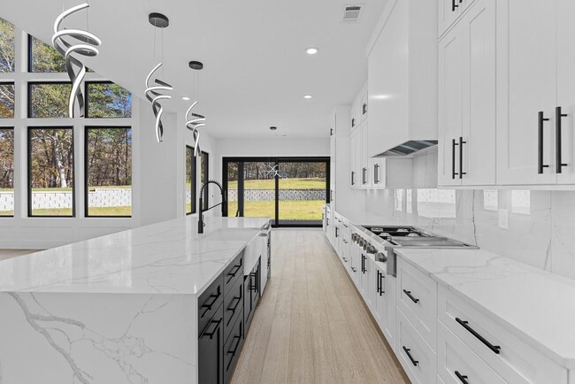 Building Photo - 555 Versailles Dr