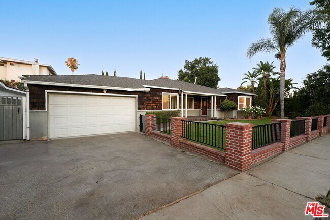 Building Photo - 6932 Mammoth Ave