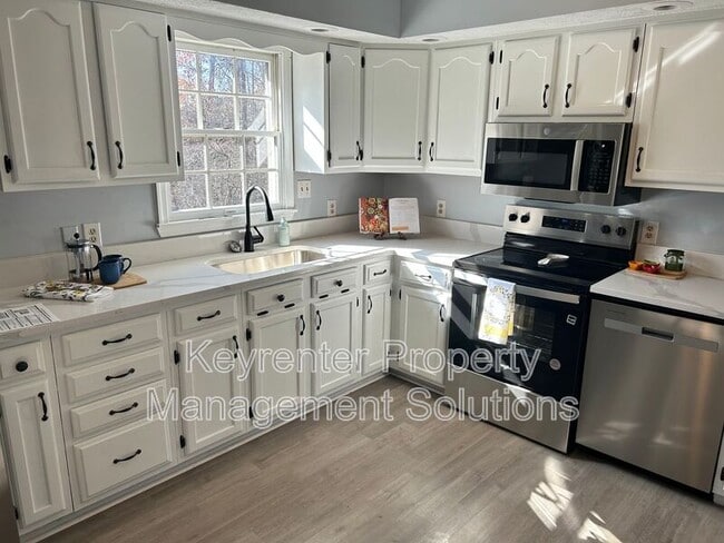 Building Photo - 17 White Oak Dr