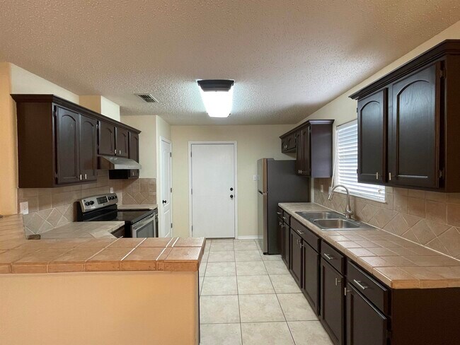 Building Photo - 1502 Summit Dr