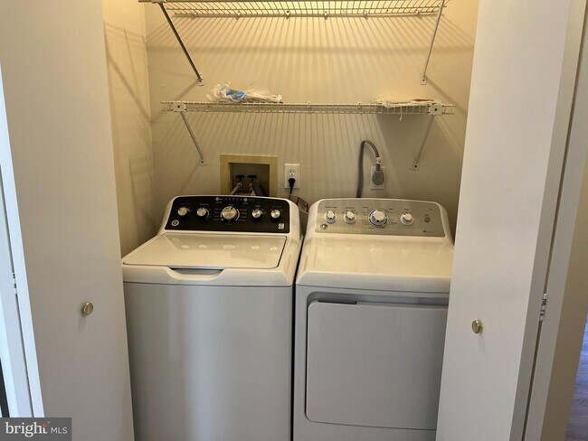 Building Photo - 83 W Laurel Ave