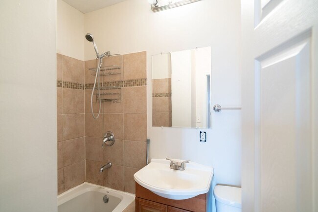 Building Photo - 1422 Christian St