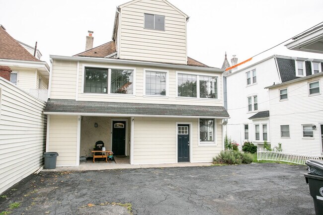 Building Photo - 328 4th Ave