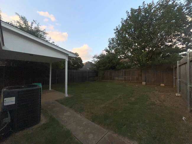 Building Photo - 507 Maple St