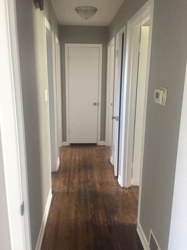 Building Photo - LARGE Spacious 5 bedroom 3 bathroom House